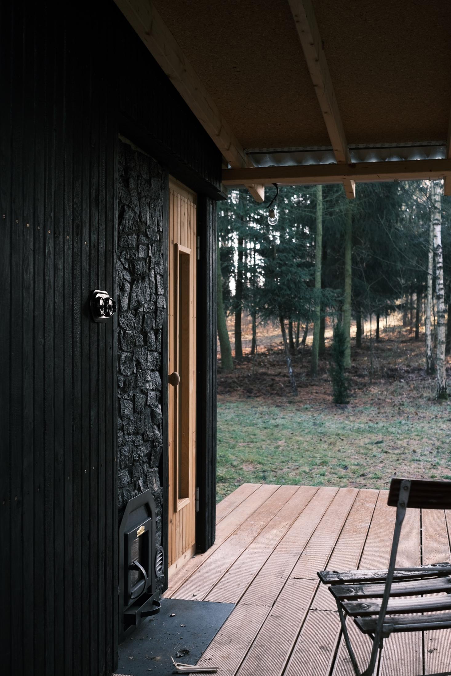 Kameralna sauna w lesie jako miejsce wyciszenia i regeneracji